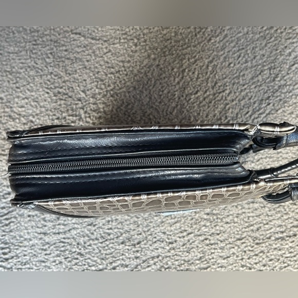 Christian Arts Reptile Print w/Cross bag. Unzips to lay flat!! 10.5”x9”x2.5”. - Picture 2 of 9